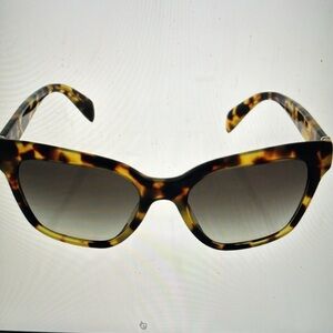 😎🔥Host Pick🔥 Prada wayfarer Sunglasses-Med Tortoise/Grey Gradient spr11s case